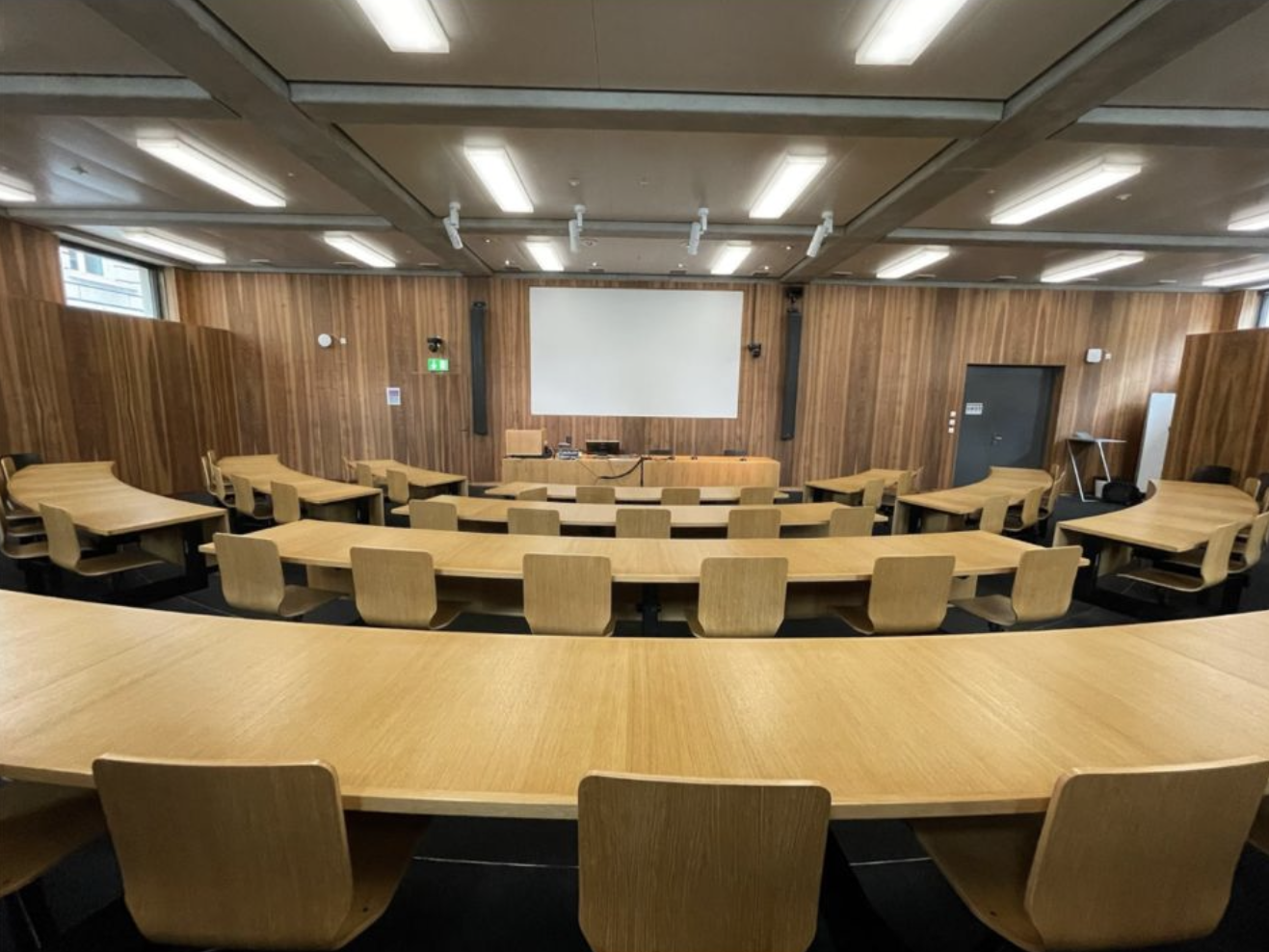 Our venues at ETH Zurich allow for dialogue and direct one-to-one conversations with politicians and peers.